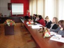 Organizatorami konferencji byli filia Wojewódzkiego Urzędu Pracy w Ostrołęce i Starostwo Powiatowe w Makowie Mazowieckim.