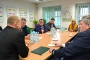 Na zdjęciu siedem osób siedzących przy stole rozmawia o możliwościach podjęcia współpracy pomiędzy instytucjami, które reprezentują - ilustracja do konferencji WUP w Warszawie.