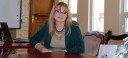 Za zdjęciu Dorota Macioch-Kowalska siedząca przy biurku w trakcie prezentacji formy wsparcia, jakich udziela Mazowiecki Ośrodek Wspierania Ekonomii Społecznej