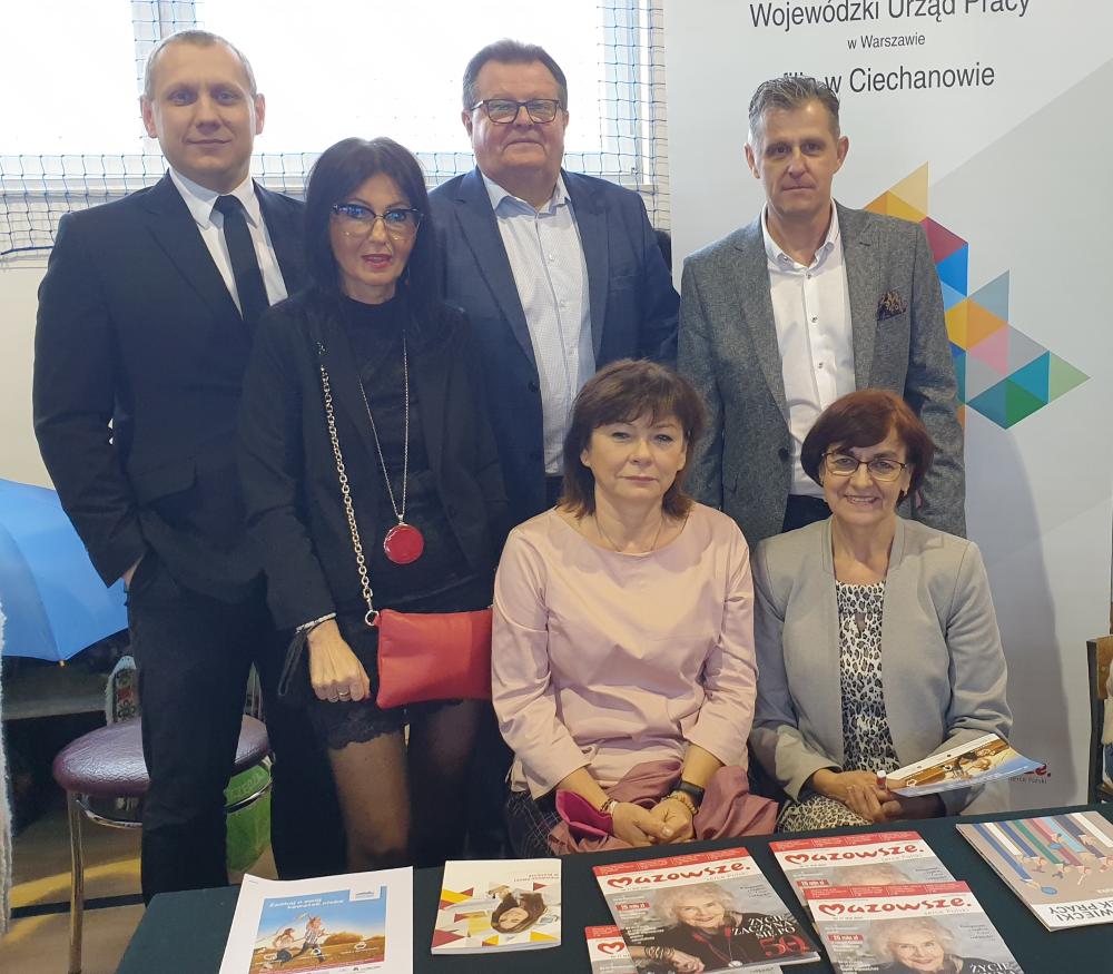 Zdjęcie galerii artykułu:  - Dyrektorzy powiatowych urzędów pracy subregionu ciechanowskiego na stoisku wystawienniczym ciechanowskiej filii WUP