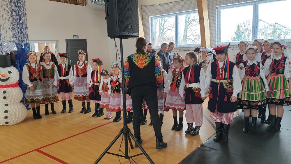 Zdjęcie galerii artykułu:  - Dzieci w strojach ludowych przygotowujące się do występu