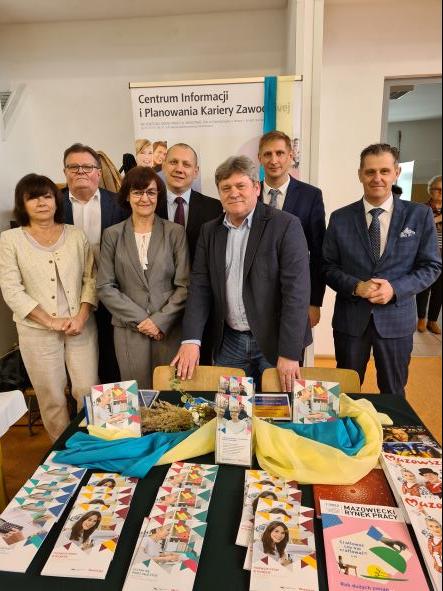 Zdjęcie galerii artykułu:  - Przedstawiciele publicznych służb zatrudnienia z subregionu ciechanowskiego na stoisku wystawienniczym ciechanowskiej Filii Wojewódzkiego Urzędu Pracy.jpg