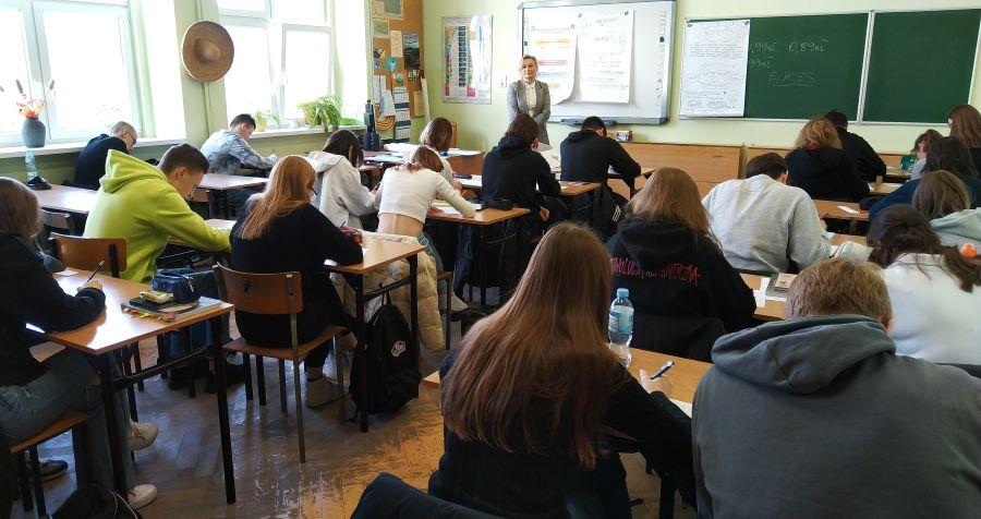 Zdjęcie galerii artykułu:  - Spotkanie prowadzi Anna Szczubełek - doradca zawodowy CIiPKZ w Ostrołęce