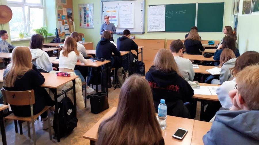 Zdjęcie galerii artykułu:  - Spotkanie prowadzi Dariusz Mrozek – doradca EURES CIiPKZ w Ostrołęce