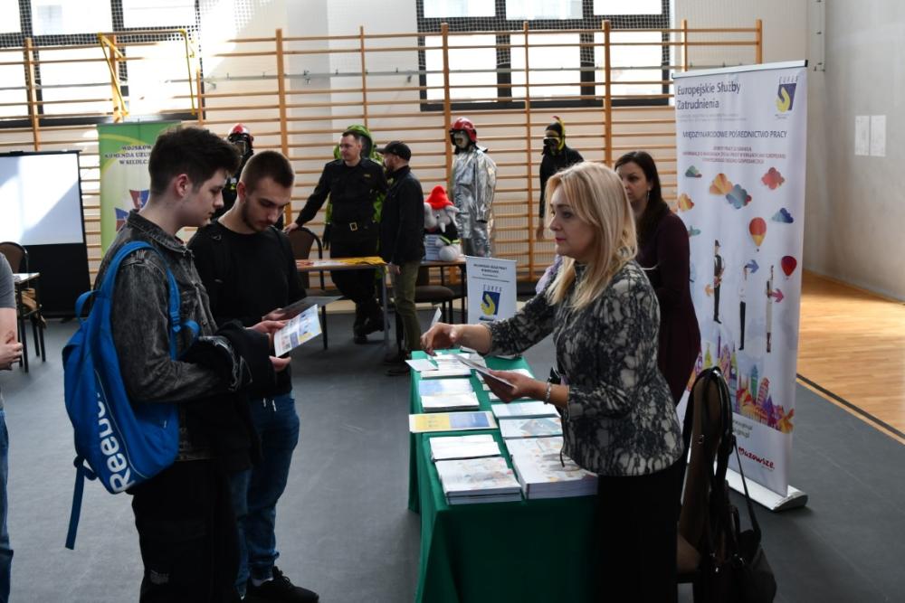 Zdjęcie galerii artykułu: Pracownicy przy stoisku wystawienniczym siedleckiej filii Wojewódzkiego Urzędu Pracy - Pracownicy siedleckiej filii WUP rozdają materiały informacyjne