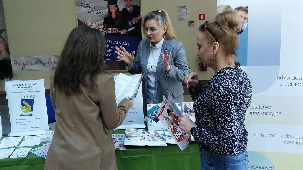 Zdjęcie galerii artykułu:  - Doradca zawodowy udziela informacji w zakresie planowania kariery zawodowej