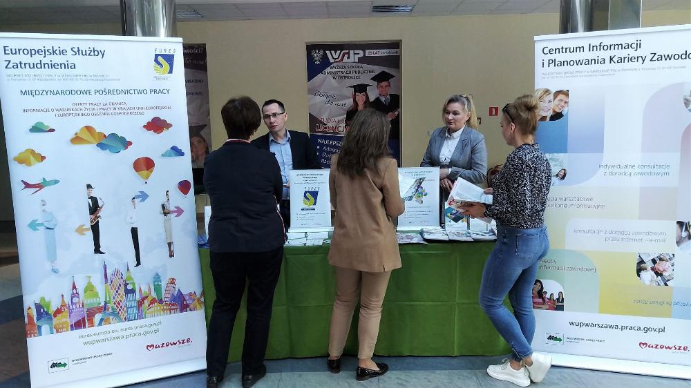Zdjęcie galerii artykułu:  - Stoisko informacyjno-promocyjne ostrołęckiej filii Wojewódzkiego Urzędu Pracy w Ostrołęce