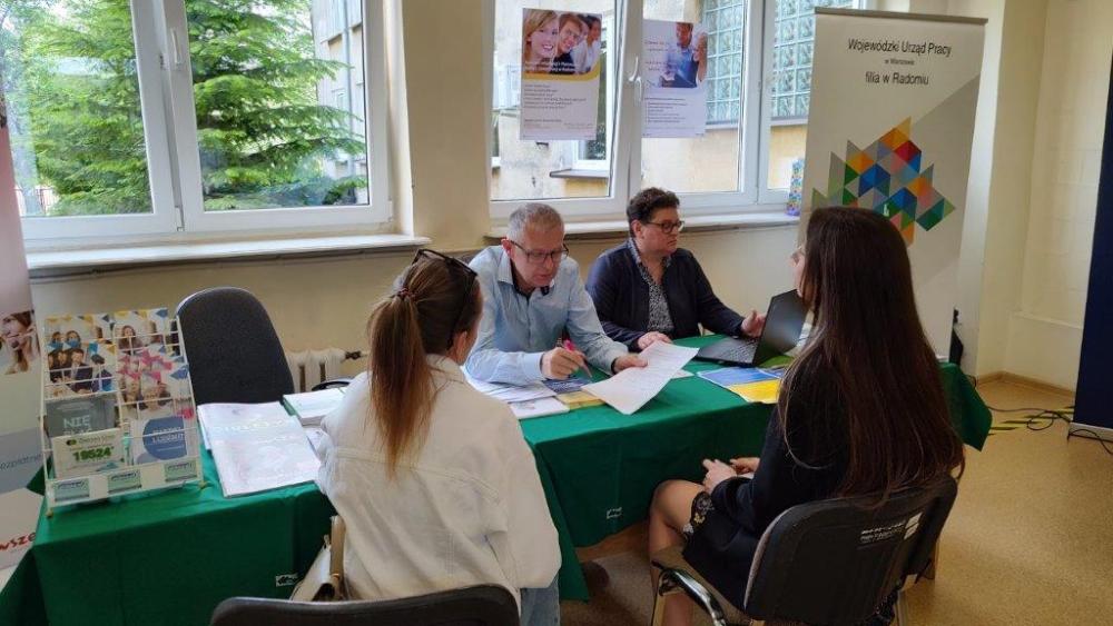 Zdjęcie galerii artykułu: Pracownicy WUP na stoisku udzielają informacji - Pracownicy WUP na stoisku udzielają informacji