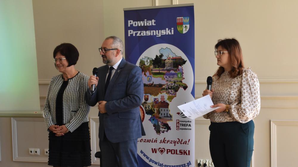 Zdjęcie galerii artykułu:  - 1. Powitanie gości konferencji przez Starostę Powiatu Przasnyskiego oraz Dyrektor PUP w Przasnyszu