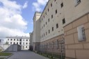 Widok z zewnątrz jednego z pawilonów mieszkalnych siedleckiej jednostki penitencjarnej