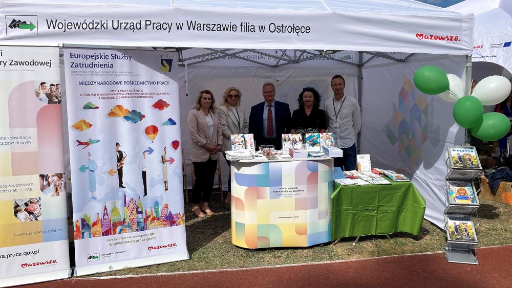 Zdjęcie galerii artykułu:  - Tomasz Sieradz Dyrektor WUP w Warszawie z pracownikami ostrołęckiej filli