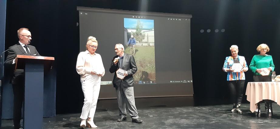 Zdjęcie galerii artykułu:  - Na scenie przedstawiciele podmiotów ekonomii społecznej z Radomia.jpg