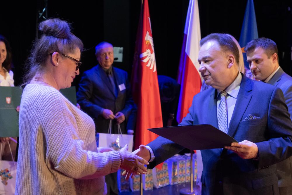 Zdjęcie galerii artykułu:  - Marszałek Województwa Mazowieckiego Adam Struzik wręcza dyplomy