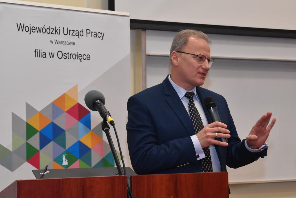 Zdjęcie galerii artykułu:  - Dyrektor Wojewódzkiego Urzędu Pracy w Warszawie Tomasz Sieradz przemawia do uczestników wydarzenia