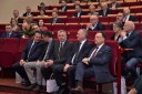 Uczestnicy konferencji  „Nowe wyzwanie Wojewódzkiego Urzędu Pracy w Warszawie realizowane  w subregionie ostrołęckim". Na widowni w auli siedzą uczestnicy konferencji.