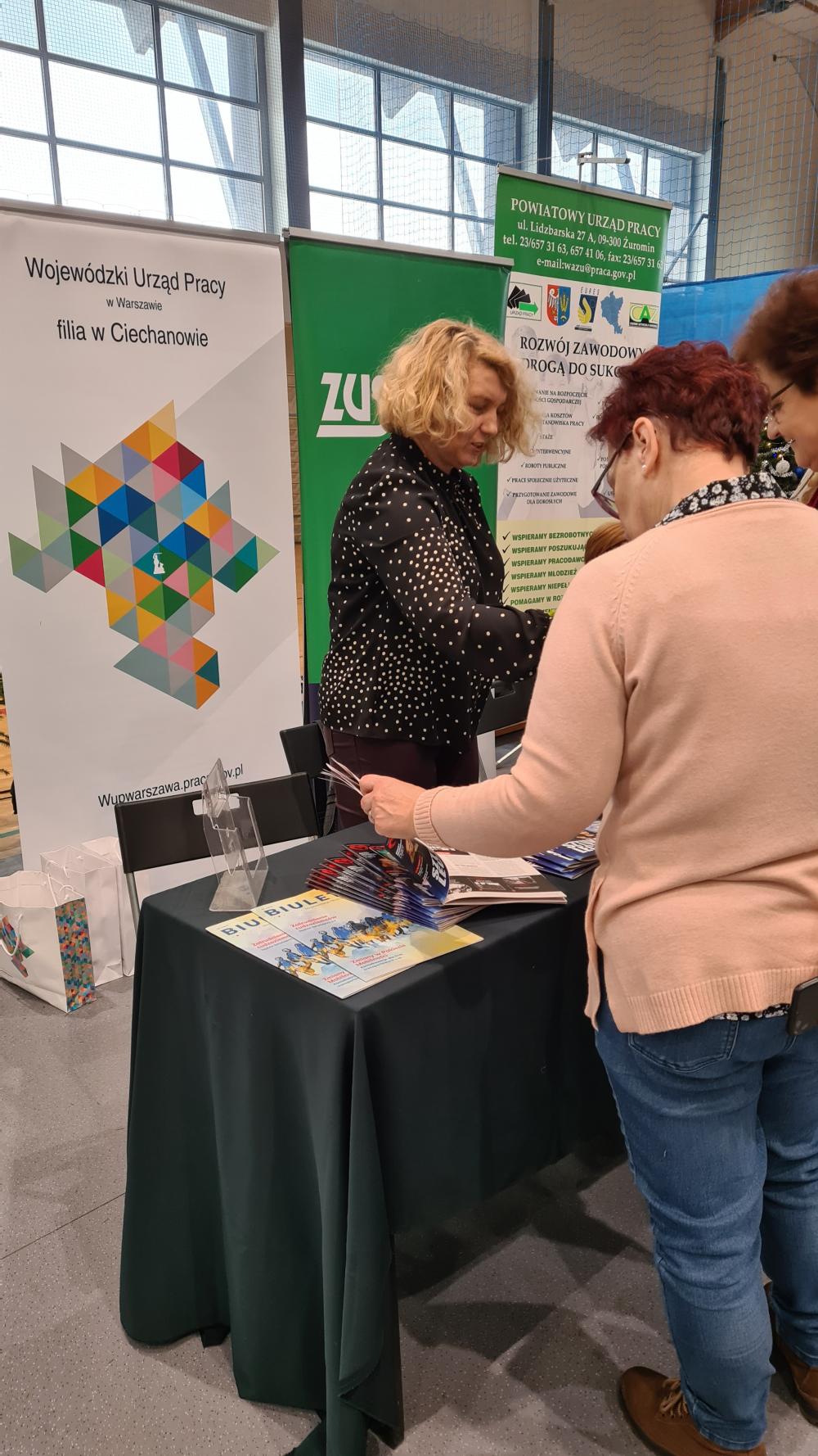 Zdjęcie galerii artykułu:  - Udzielanie informacji przekazywanie ulotek i broszur