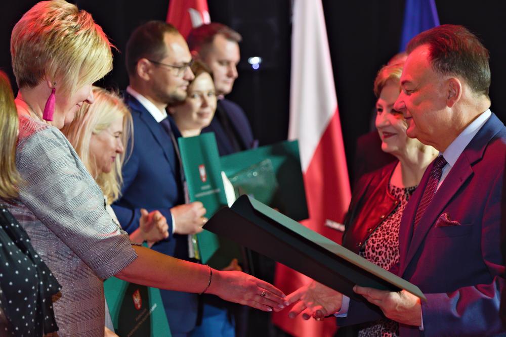 Zdjęcie galerii artykułu:  - Marszałek Województwa Adam Struzik wręcza dyplomy za zasługi