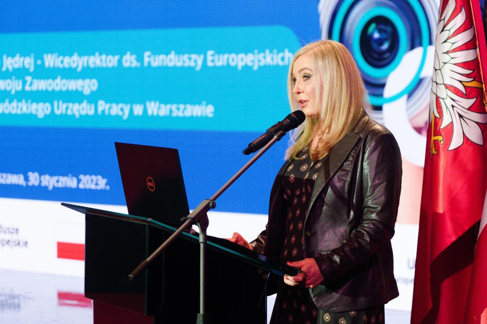 Zdjęcie galerii artykułu:  - Wicedyrektor ds. Funduszy Europejskich i Rozwoju Zawodowego Emilia Jędrej przemawia do uczestników wydarzenia