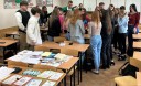 Sala w szkole. Spotkanie dla młodzieży w Ostrowi Mazowieckiej. Na zdjęciu młodzież pracuje w grupie. Na ławkach widać materiały promocyjno-informacyjne WUP i PUP.