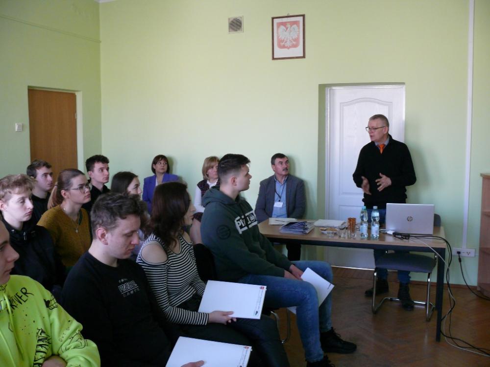 Zdjęcie galerii artykułu:  - Doradca EURES przekazuje informacje na temat rynku pracy w Europie