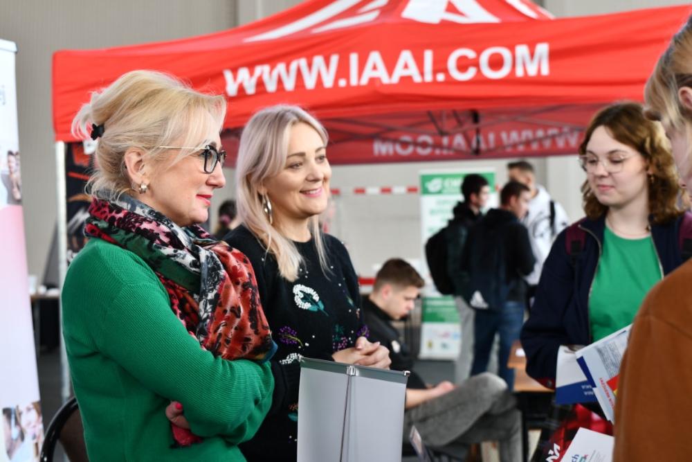Zdjęcie galerii artykułu:  - Pracownicy siedleckiej filii WUP rozmawiają z uczestnikami targów