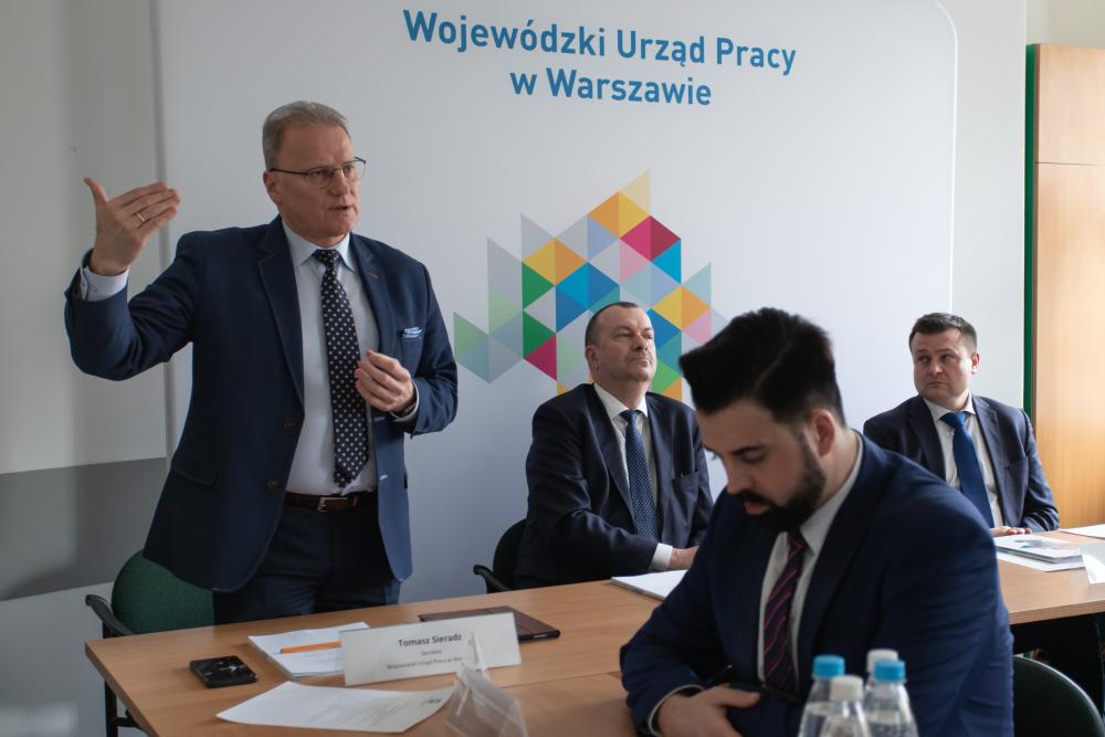 Zdjęcie galerii artykułu:  - Dyrektor WUP Tomasz Sieradz przemawia do uczestników wydarzenia