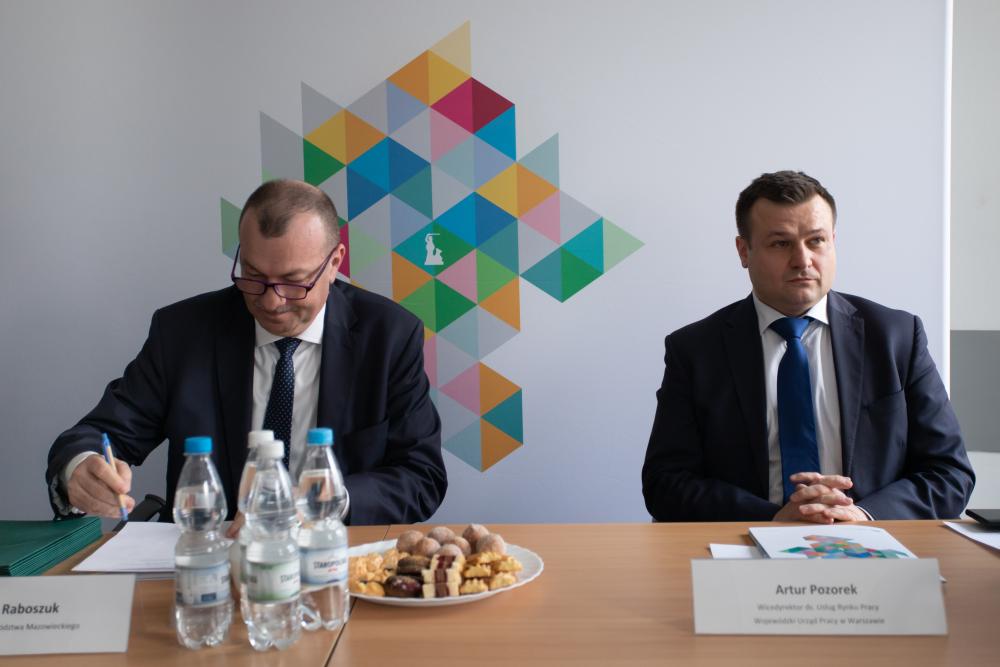 Zdjęcie galerii artykułu:  - Wicemarszałek Wiesław Raboszuk i Wicedyrektor ds. Usług Rynku Pracy Artur Pozorek