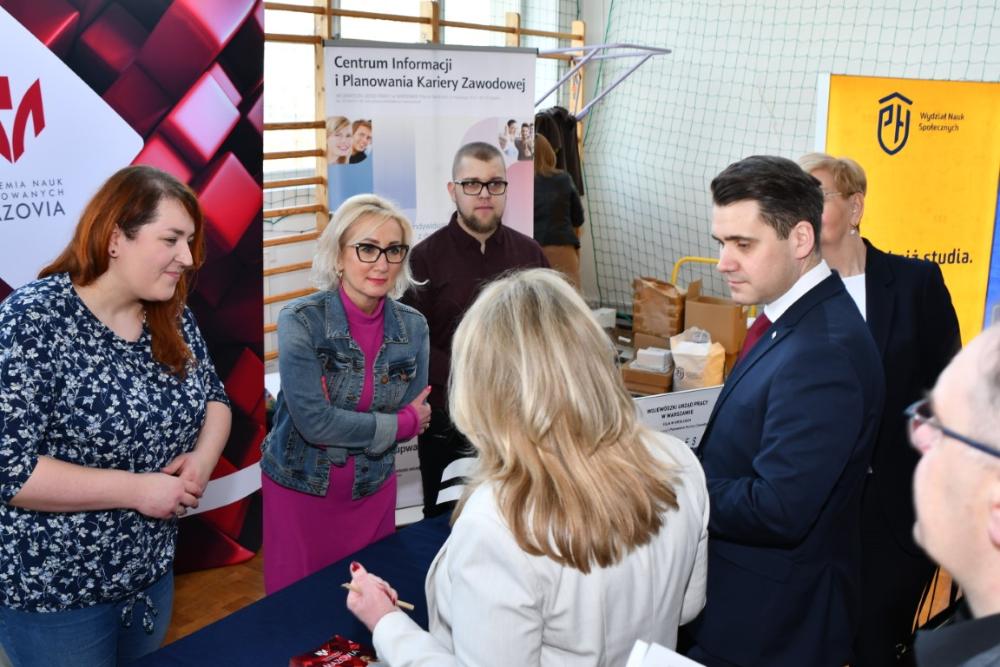 Zdjęcie galerii artykułu: Pracownicy siedleckiej filii WUP rozmawiają z przedstawicielami Samorządu Powiatu Węgrowskiego oraz posłami. - Pracownicy siedleckiej filii WUP na Targach w Węgrowie.JPG