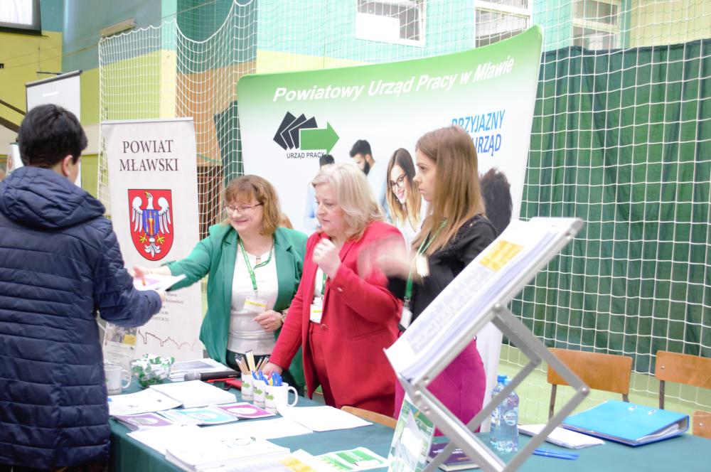 Zdjęcie galerii artykułu:  - Przedstawiciele Powiatowego Urzędu Pracy w Mławie przy stoisku promocyjnym