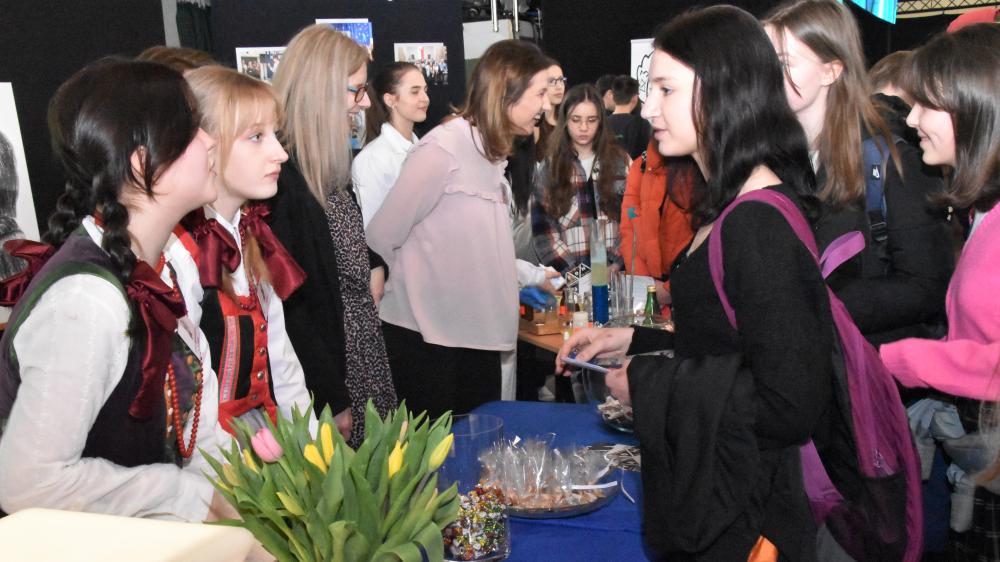 Zdjęcie galerii artykułu:  - Młodzież zwiedza stoiska na Forum Edukacyjnym