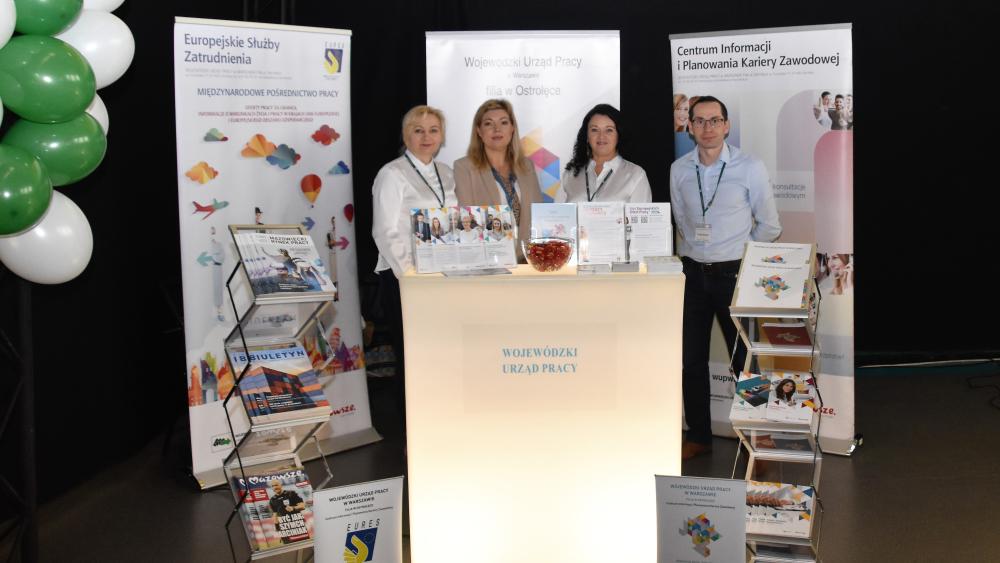 Zdjęcie galerii artykułu:  - Stoisko informacyjno-promocyjne ostrołęckiej filii Wojewódzkiego Urzędu Pracy