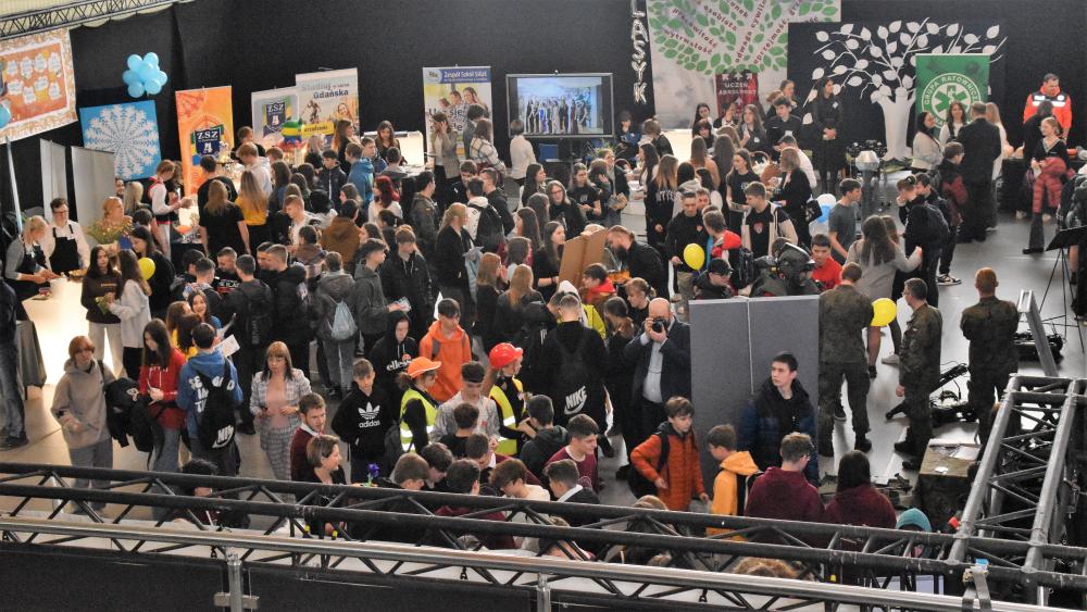 Zdjęcie galerii artykułu:  - Tłumy zwiedzające stoiska na Forum Edukacyjnym w Ostrołęce