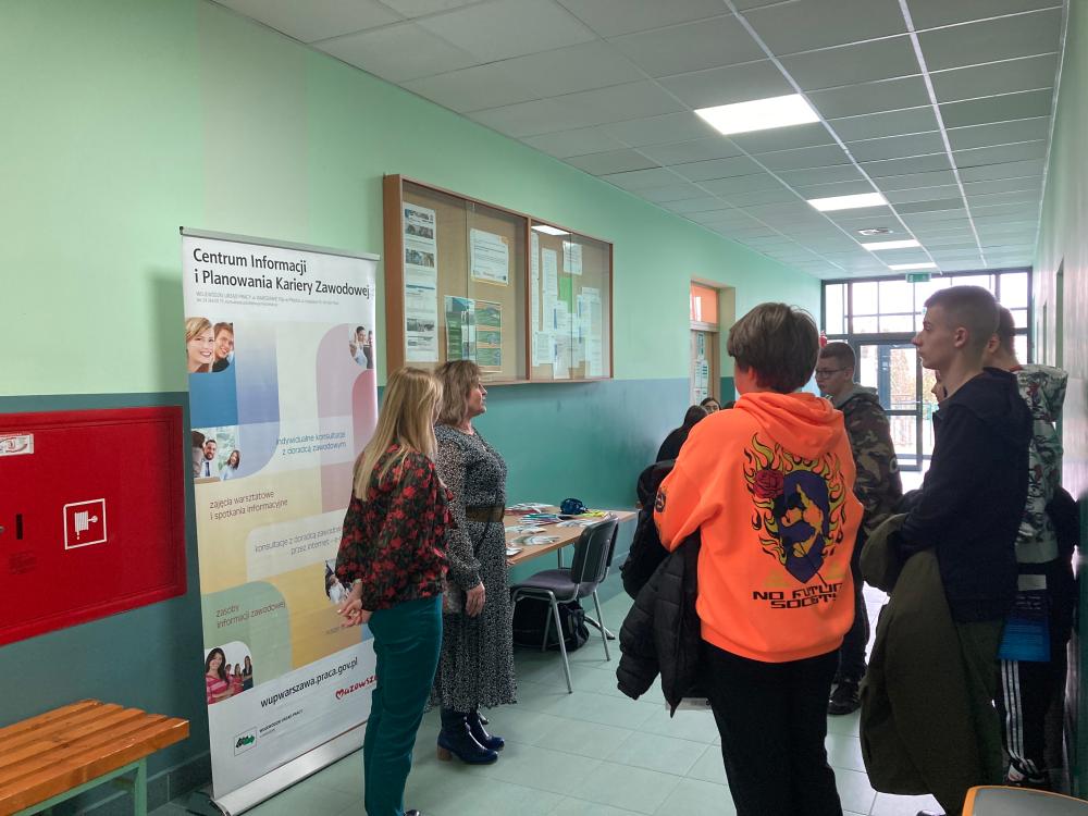 Zdjęcie galerii artykułu: Doradczynie Centrum udzielają informacji młodzieży - Doradczynie Centrum udzielają informacji młodzieży