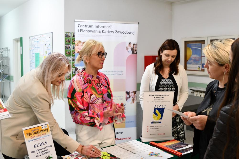 Zdjęcie galerii artykułu:  - Pracownicy siedleckiej filii WUP rozmawiają z uczestnikami targów