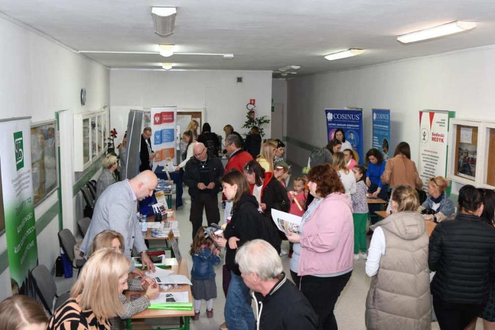 Zdjęcie galerii artykułu:  - Uczestnicy targów zapoznają się z ofertą wystawców