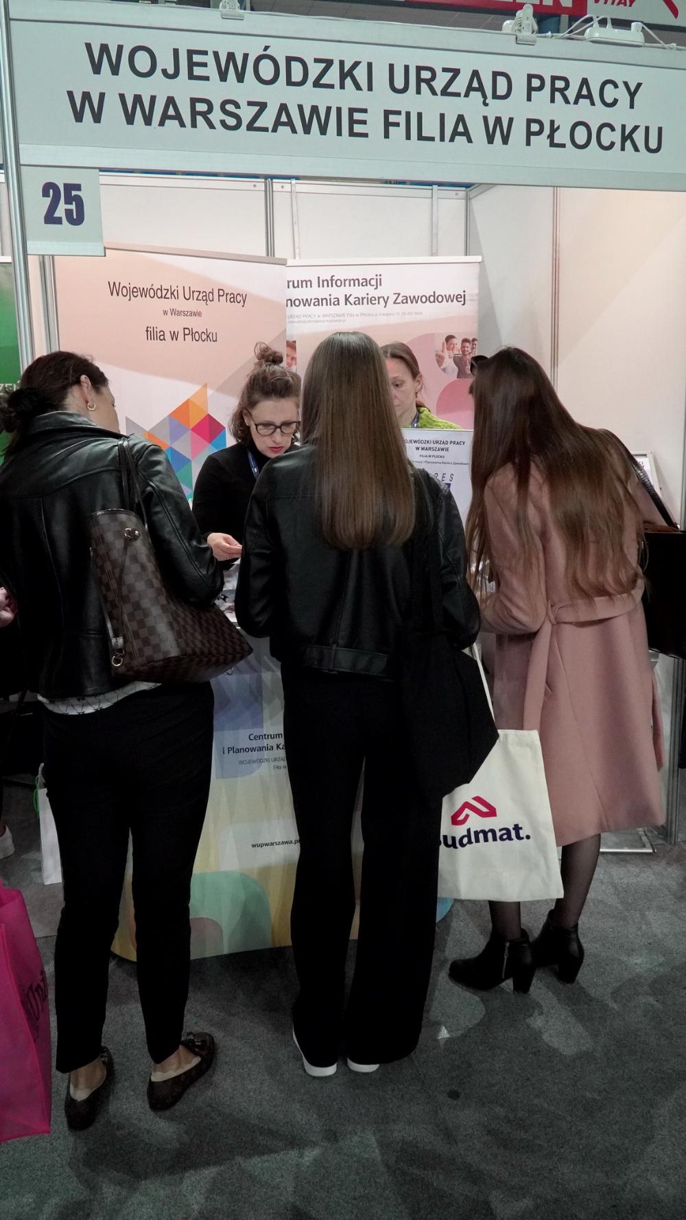 Zdjęcie galerii artykułu:  - Doradczyni zawodowa Centrum udziela uczestnikom targów informacji.