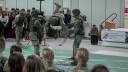 Grupa osób w mundurach wojskowych wykonuje akrobacje