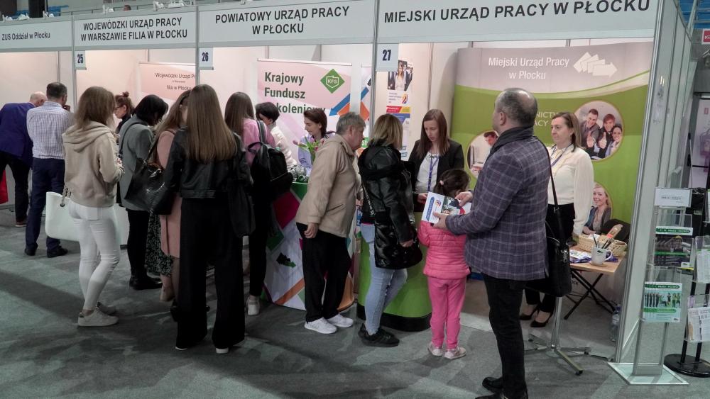 Zdjęcie galerii artykułu:  - Uczestnicy targów przed stoiskami organizatorów