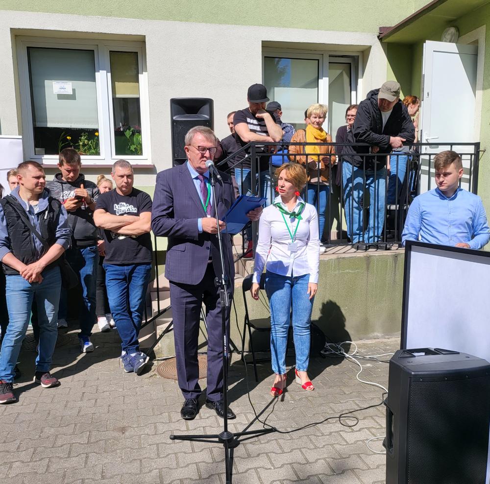 Zdjęcie galerii artykułu:  - Dyrektor PUP w Pułtusku otwierający targi