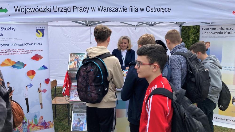 Zdjęcie galerii artykułu:  - Młodzież zwiedza stoisko ostrołęckiej filii Wojewódzkiego Urzędu Pracy