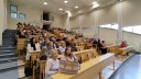 Na zdjęciu widoczna jest sala wykładowa ze słuchaczami obecnymi na targach uczelni