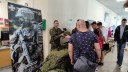 Żołnierze Wojska Polskiego prezentują gościom broń i umundurowanie wojskowe
