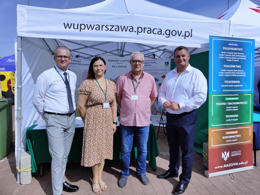 Zdjęcie galerii artykułu:  - Pracownicy siedleckiej filii WUP przy stoisku promocyjnym urzędu