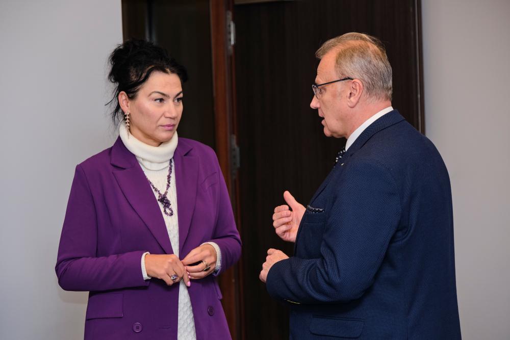 Zdjęcie galerii artykułu:  - Dyrektor WUP Tomasz Sieradz w trakcie dyskusji z dr Elizą Misiecką. Fot. Krzysztof Gwiazda