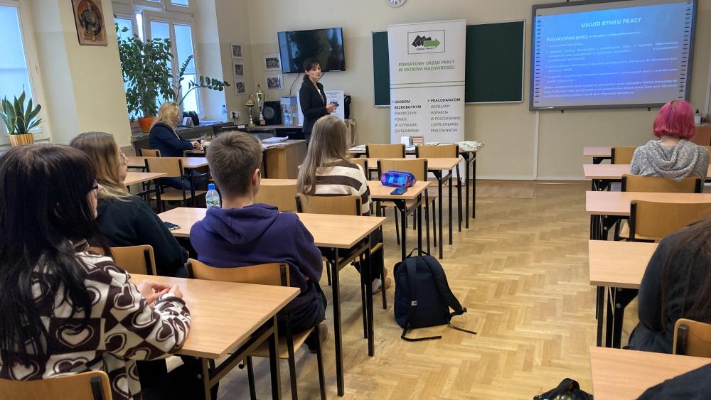 Zdjęcie galerii artykułu:  - Przedstawiciel Powiatowego Urzędu Pracy prezentuje młodzieży swoją ofertę