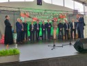 Burmistrz Miasta i Gminy Glinojeck Łukasz Kapczyński wita zaproszonych gości na scenie.