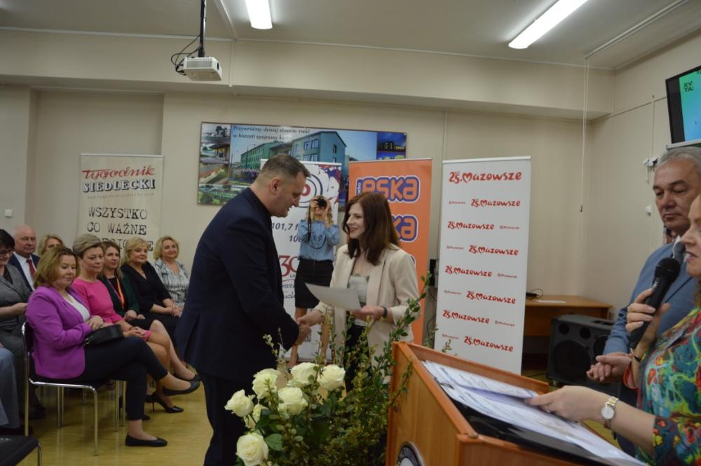 Zdjęcie galerii artykułu:  - Piotr Karaś odbiera podziękowanie za uczestnictwo w targach