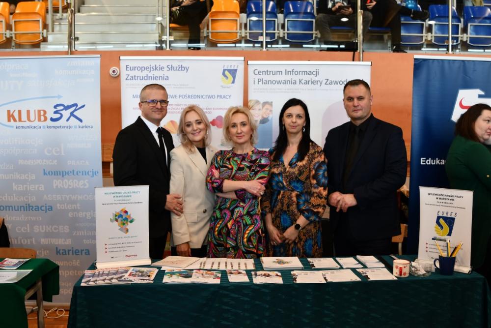 Zdjęcie galerii artykułu:  - Pracownicy Siedleckiej filii WUP przy stoisku promocyjnym urzędu