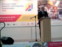 Na scenie przy mównicy przemawia Prezydent Miasta Płocka Andrzej Nowakowski