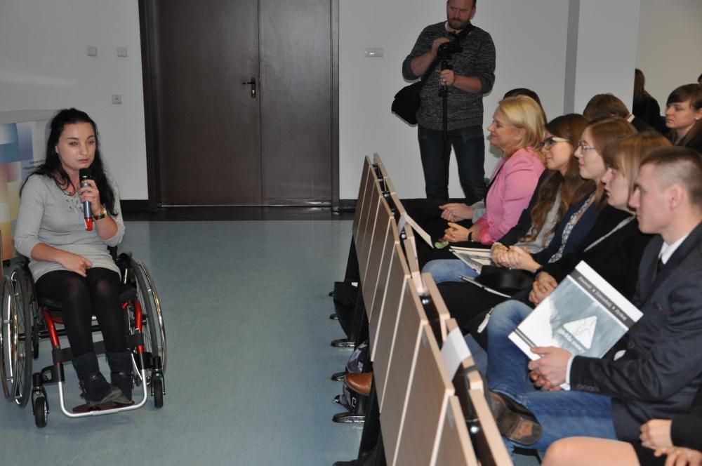 Zdjęcie galerii artykułu:  - Prelegentka podczas wystąpienia na V Akademickich Targach Pracy.JPG